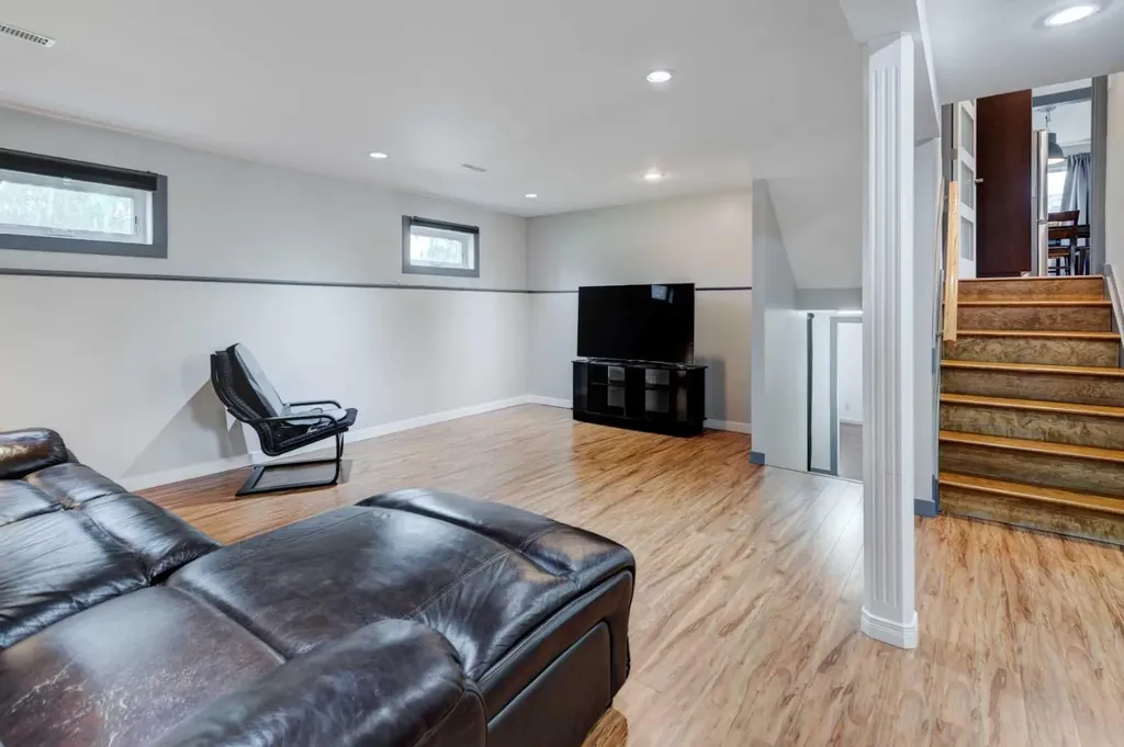 331 96 Avenue SE Calgary AB T2J 0G5