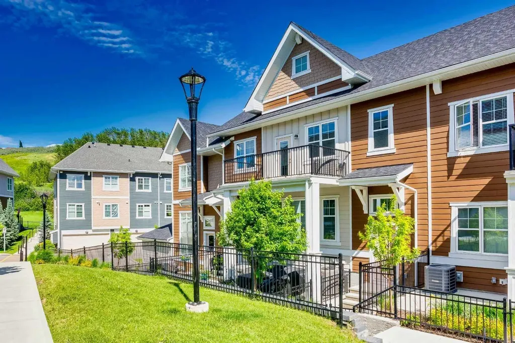 607 Cranbrook Walk SE Calgary AB T3M 2V5