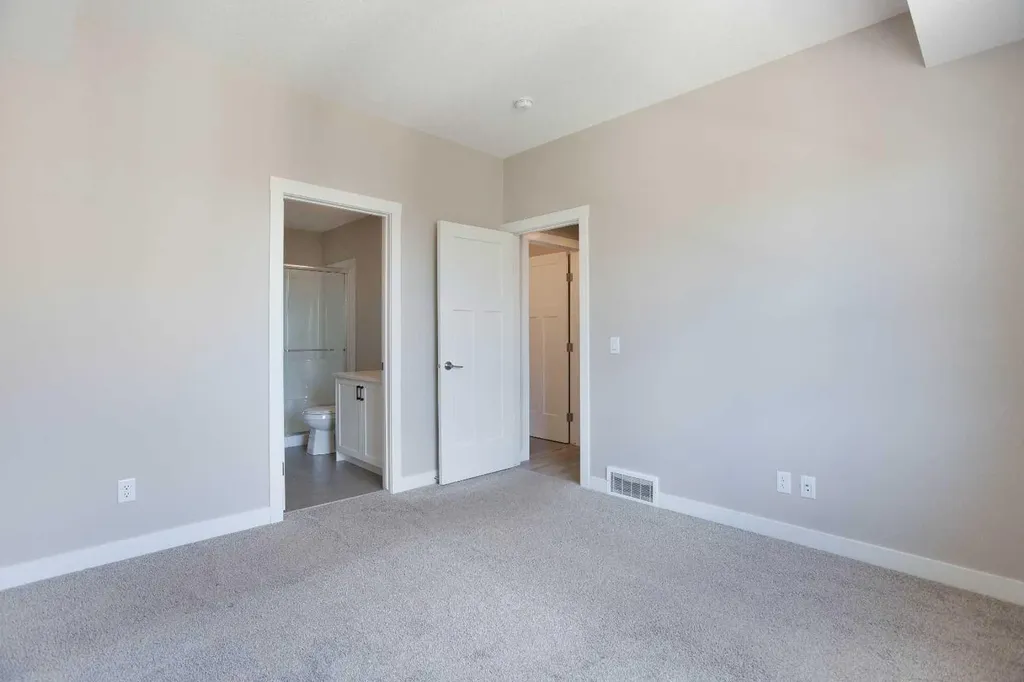 607 Cranbrook Walk SE Calgary AB T3M 2V5