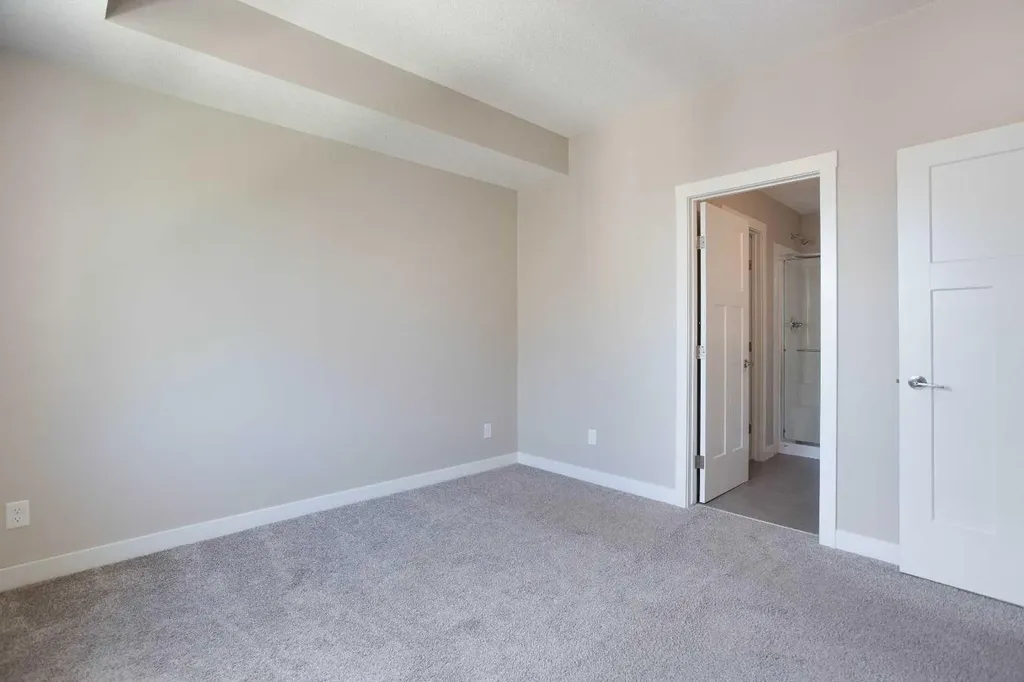 607 Cranbrook Walk SE Calgary AB T3M 2V5