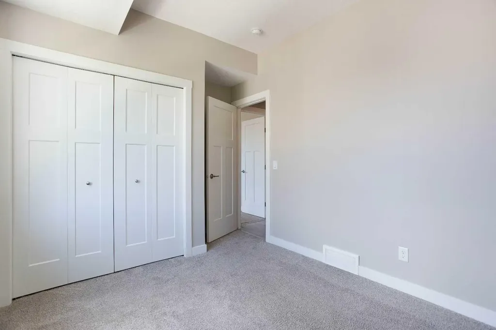 607 Cranbrook Walk SE Calgary AB T3M 2V5