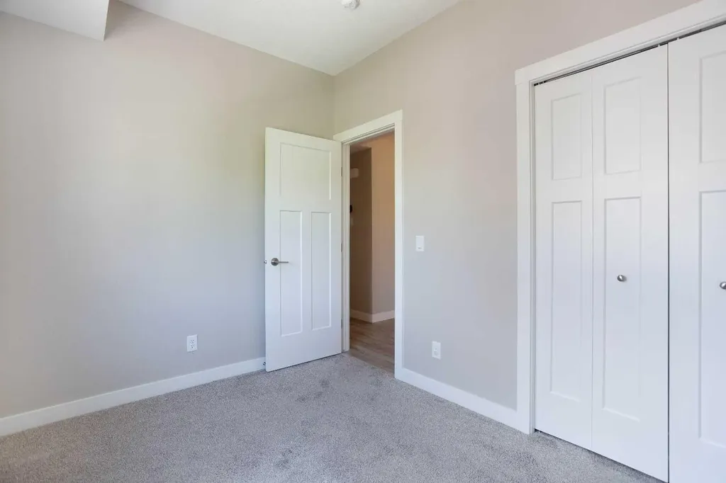 607 Cranbrook Walk SE Calgary AB T3M 2V5