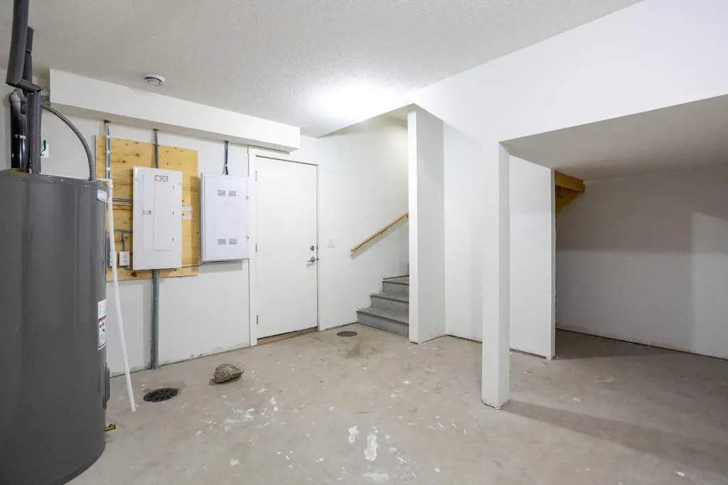 607 Cranbrook Walk SE Calgary AB T3M 2V5