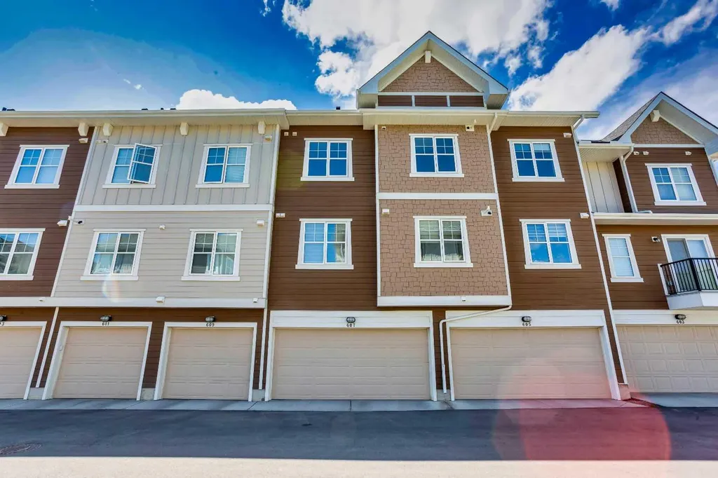 607 Cranbrook Walk SE Calgary AB T3M 2V5