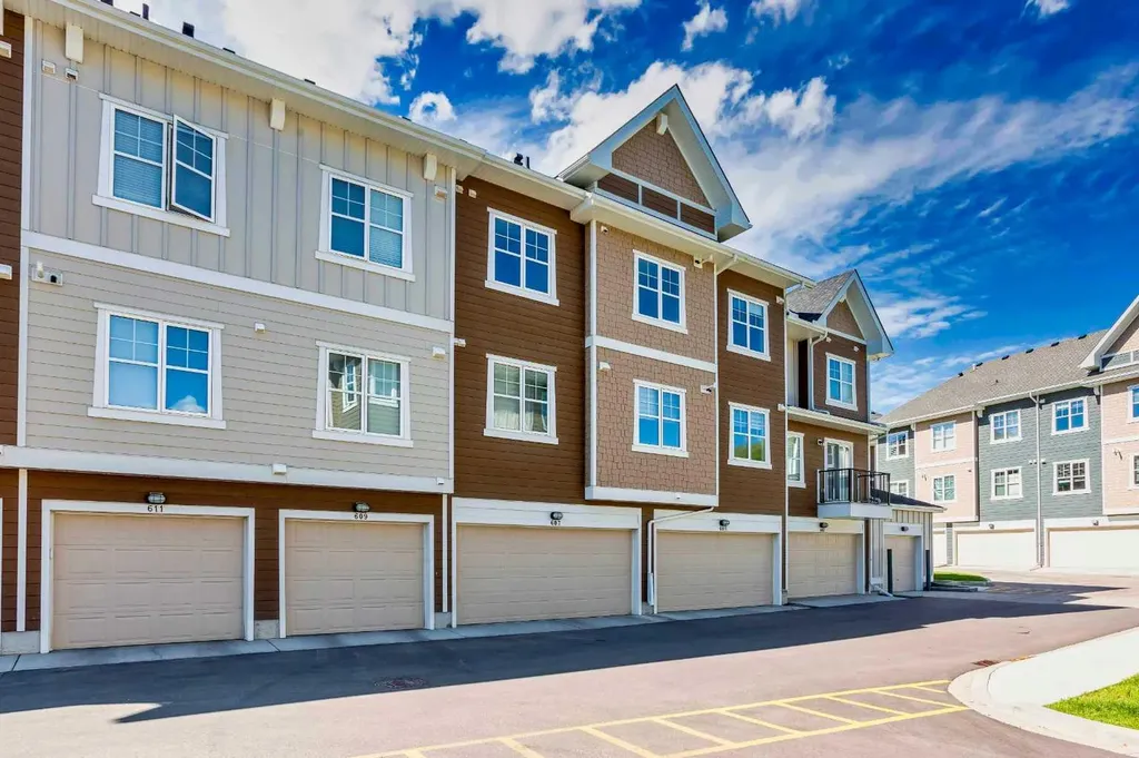 607 Cranbrook Walk SE Calgary AB T3M 2V5