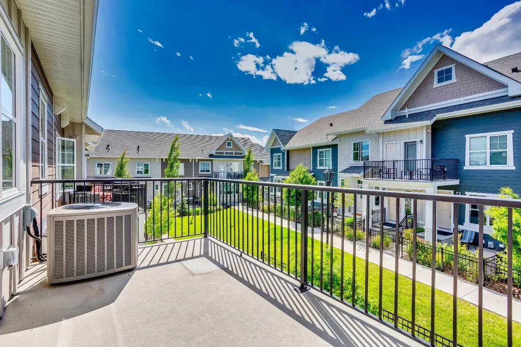 607 Cranbrook Walk SE Calgary AB T3M 2V5