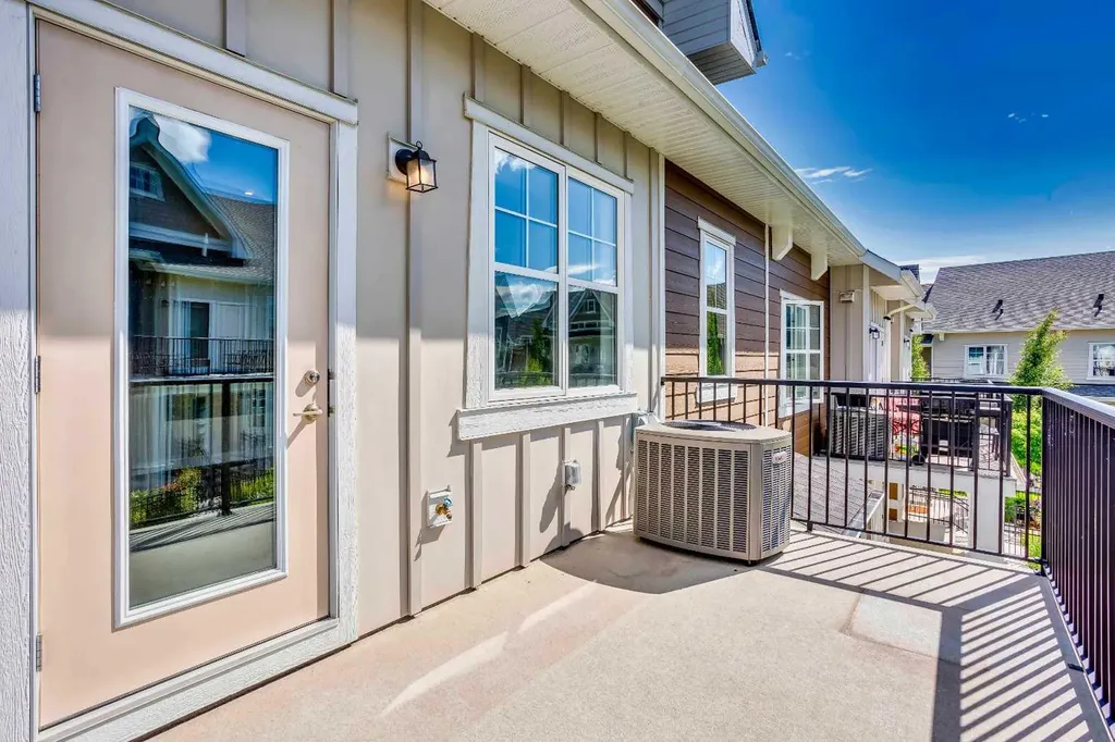 607 Cranbrook Walk SE Calgary AB T3M 2V5