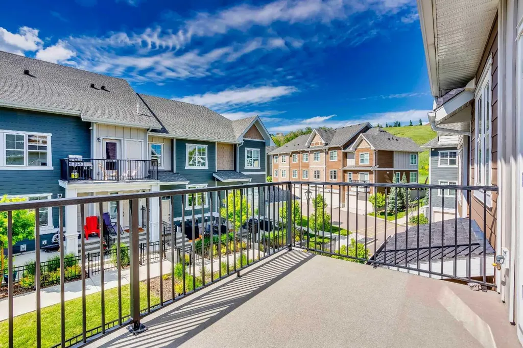 607 Cranbrook Walk SE Calgary AB T3M 2V5