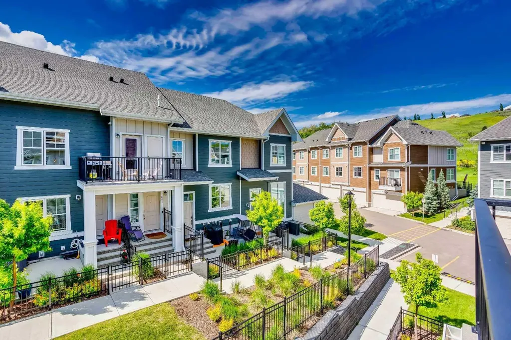 607 Cranbrook Walk SE Calgary AB T3M 2V5