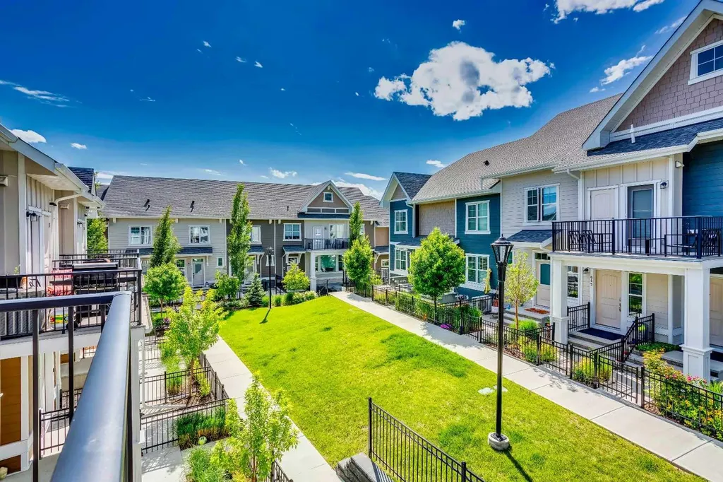 607 Cranbrook Walk SE Calgary AB T3M 2V5