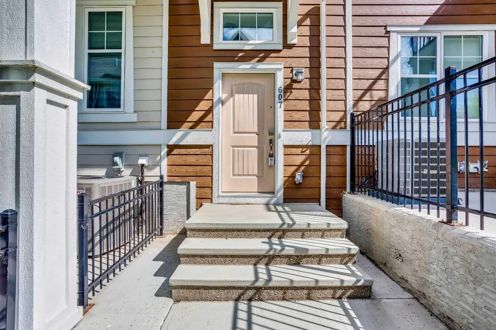 607 Cranbrook Walk SE Calgary AB T3M 2V5