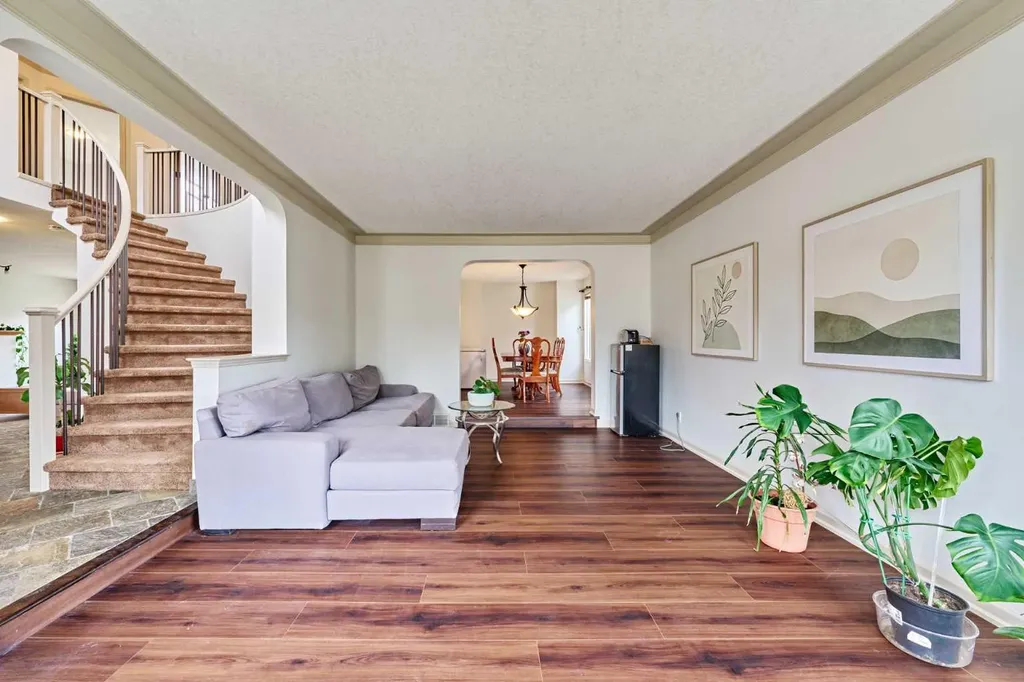 243 Hampshire Close NW Calgary AB T3A 4X9