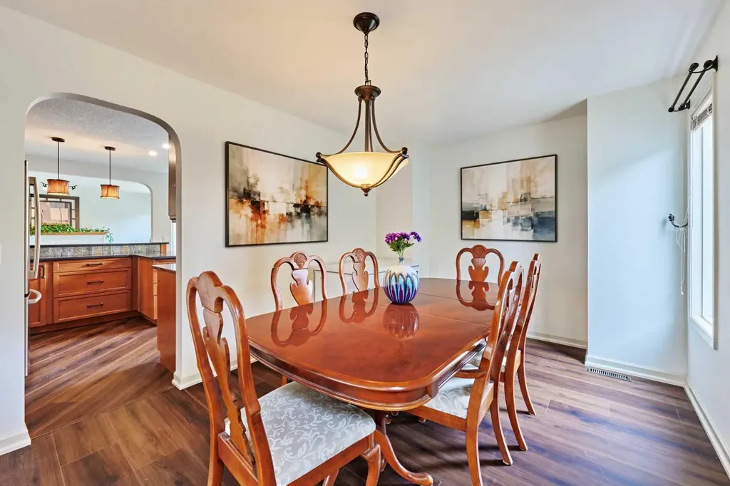 243 Hampshire Close NW Calgary AB T3A 4X9
