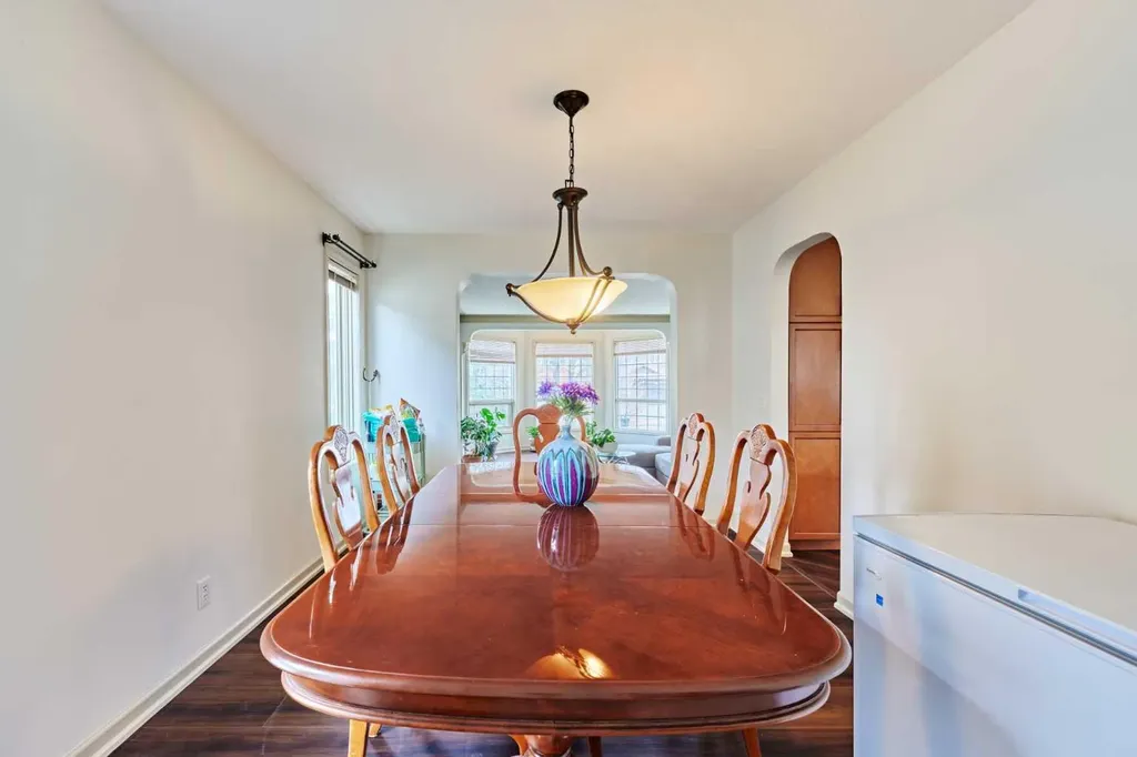 243 Hampshire Close NW Calgary AB T3A 4X9
