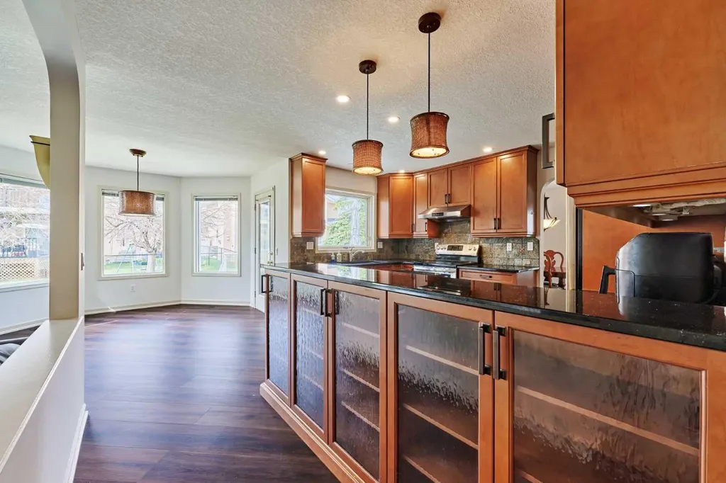 243 Hampshire Close NW Calgary AB T3A 4X9