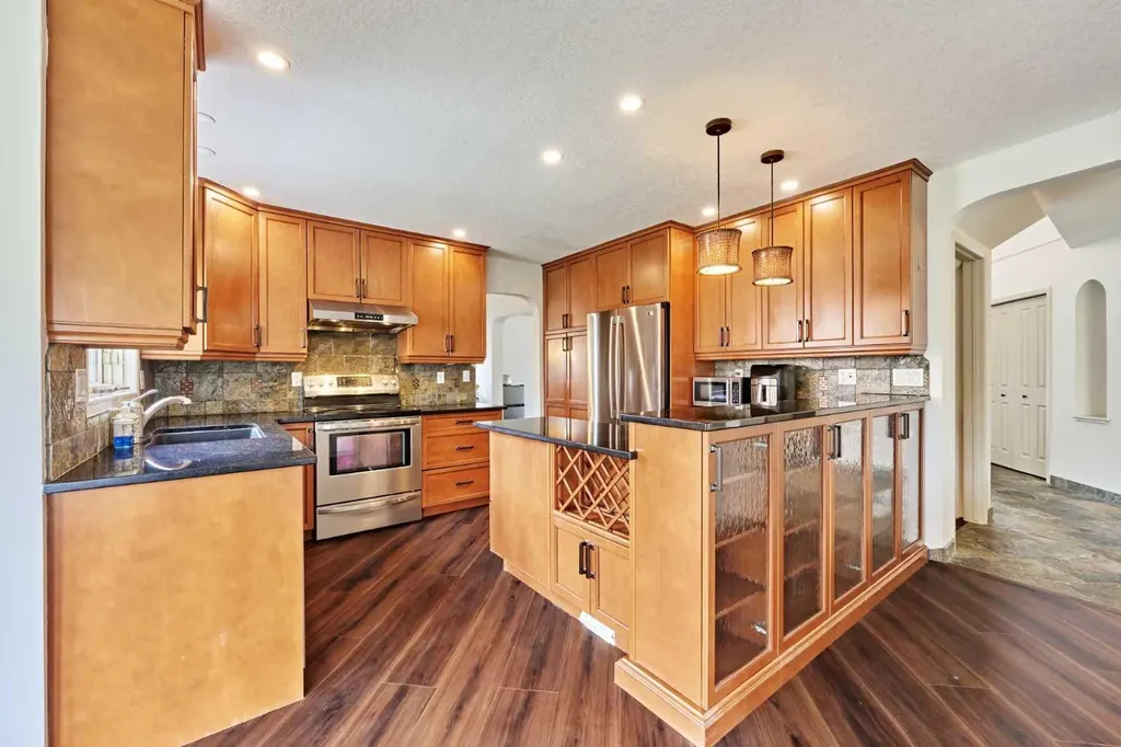 243 Hampshire Close NW Calgary AB T3A 4X9