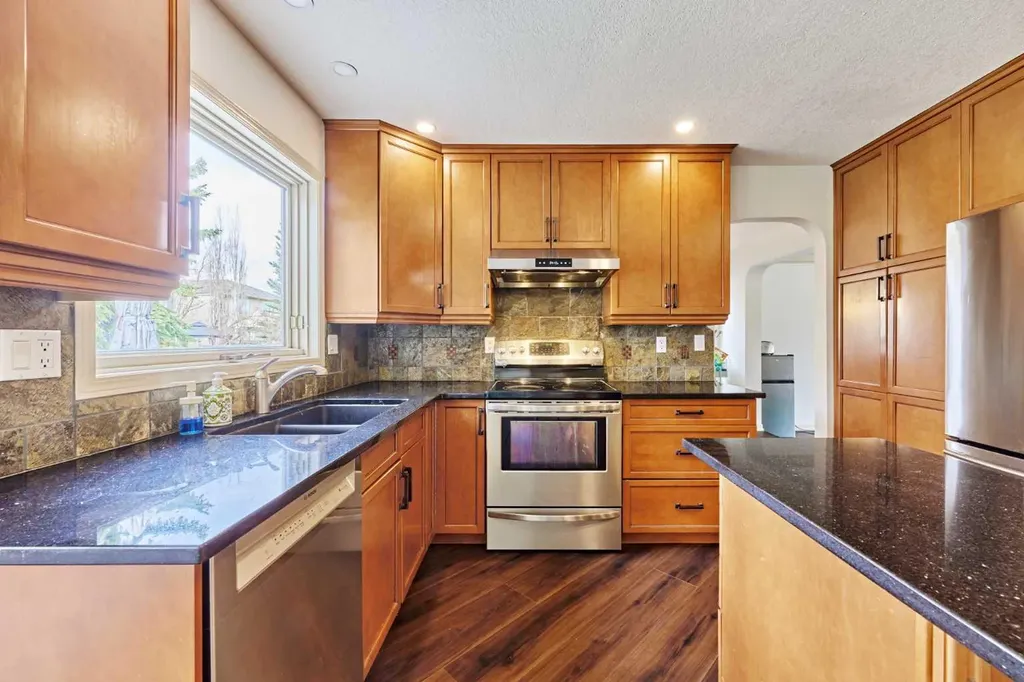 243 Hampshire Close NW Calgary AB T3A 4X9