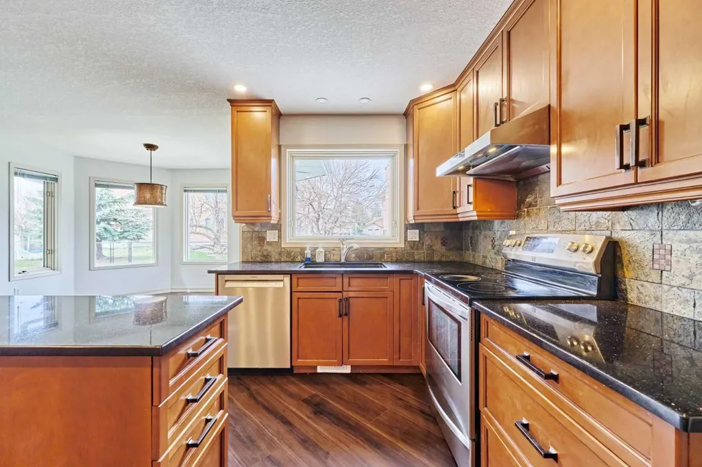 243 Hampshire Close NW Calgary AB T3A 4X9