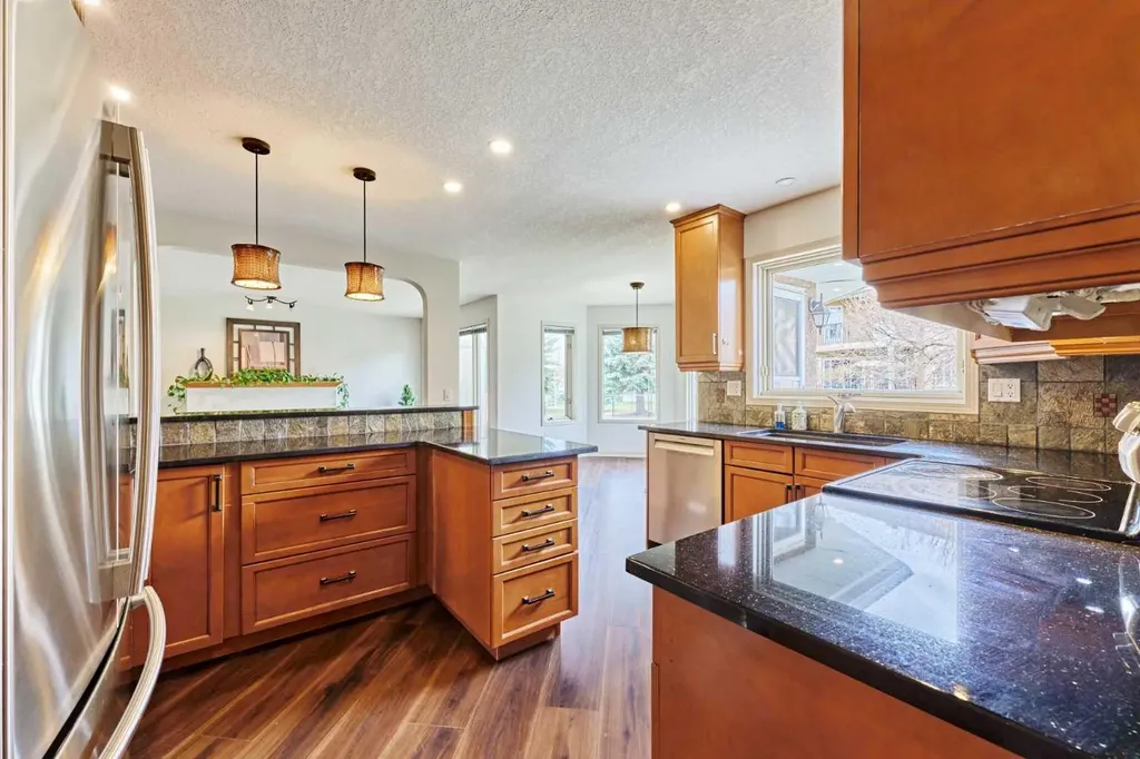243 Hampshire Close NW Calgary AB T3A 4X9