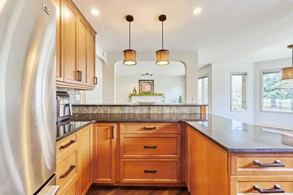243 Hampshire Close NW Calgary AB T3A 4X9