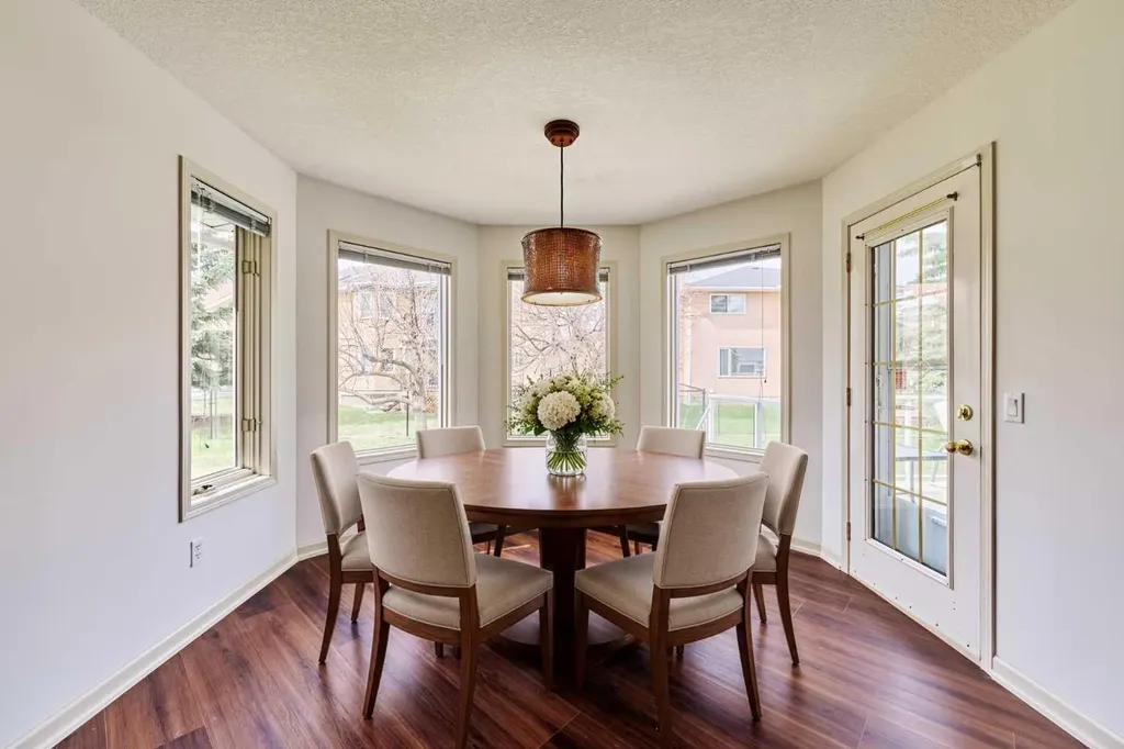 243 Hampshire Close NW Calgary AB T3A 4X9