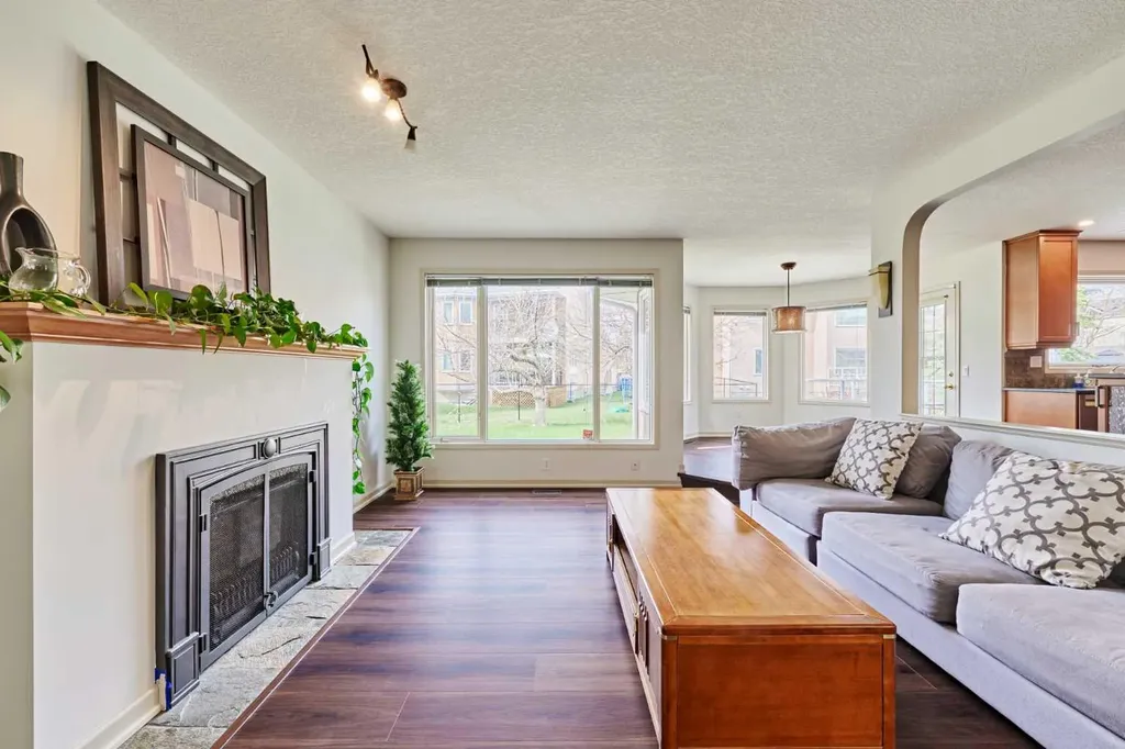 243 Hampshire Close NW Calgary AB T3A 4X9