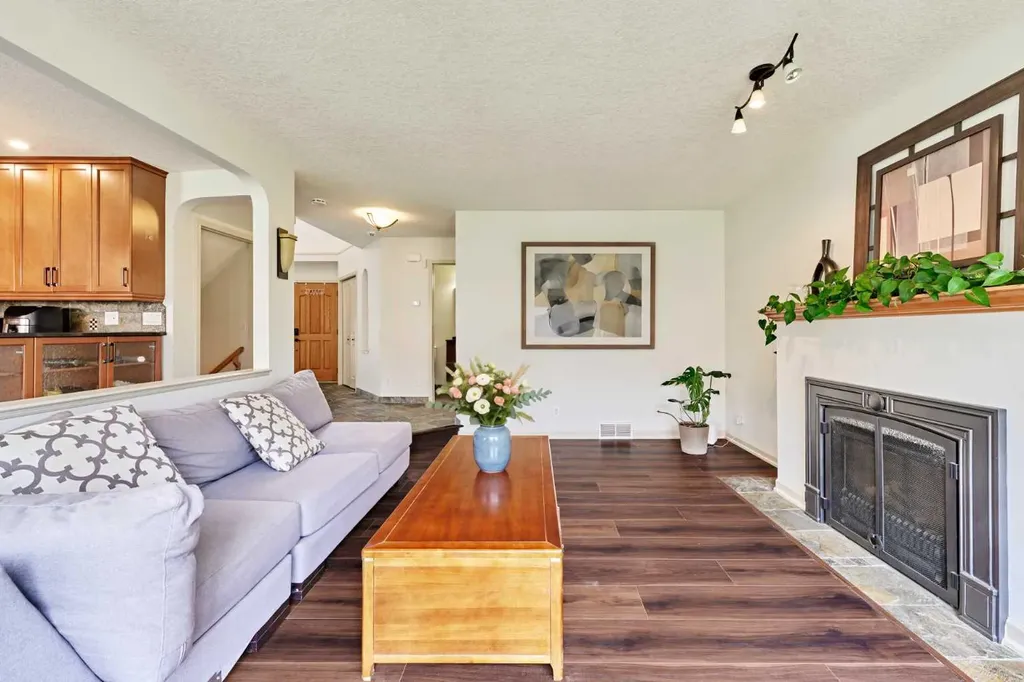 243 Hampshire Close NW Calgary AB T3A 4X9