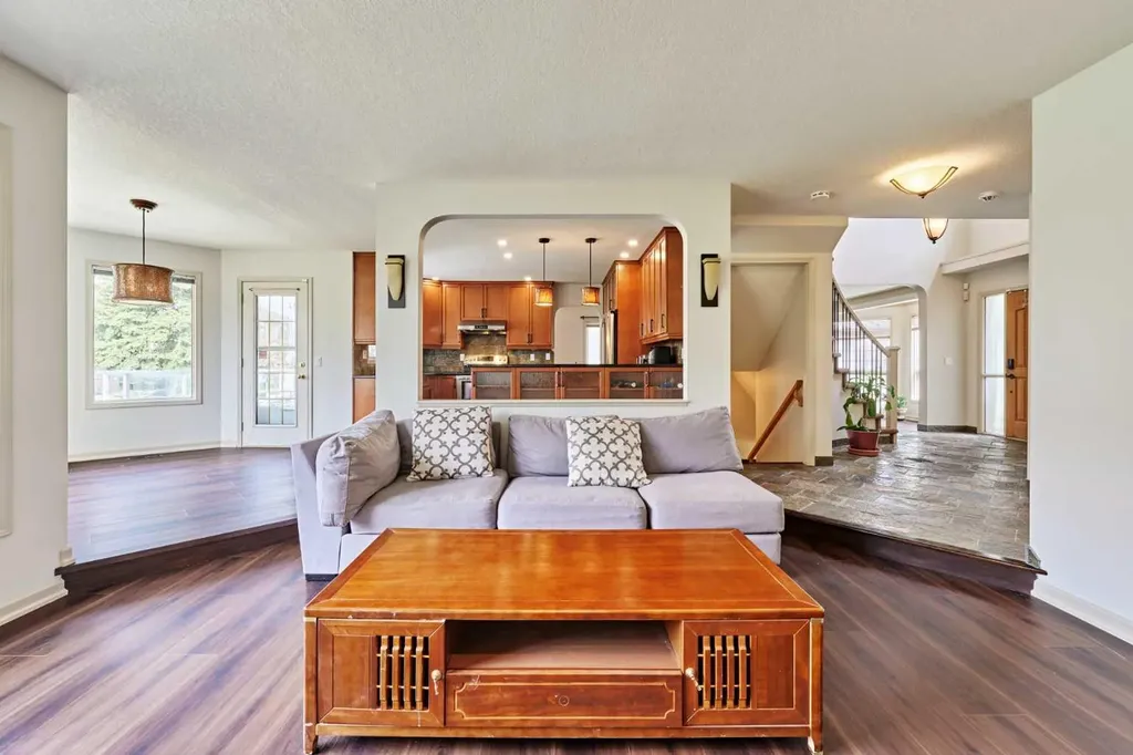 243 Hampshire Close NW Calgary AB T3A 4X9