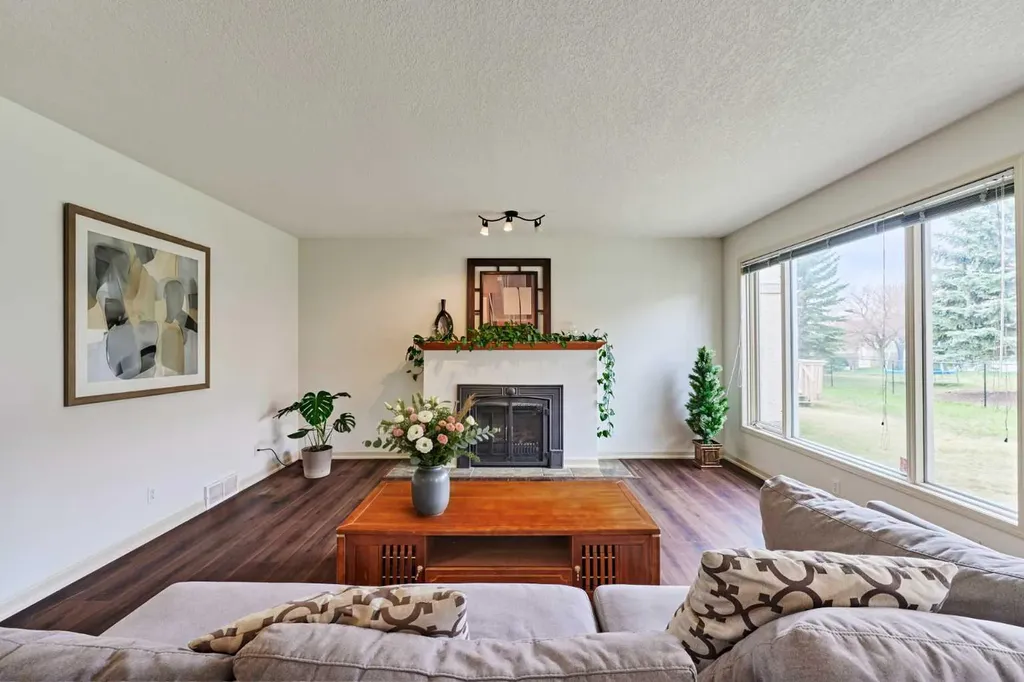 243 Hampshire Close NW Calgary AB T3A 4X9