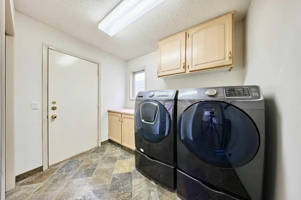 243 Hampshire Close NW Calgary AB T3A 4X9