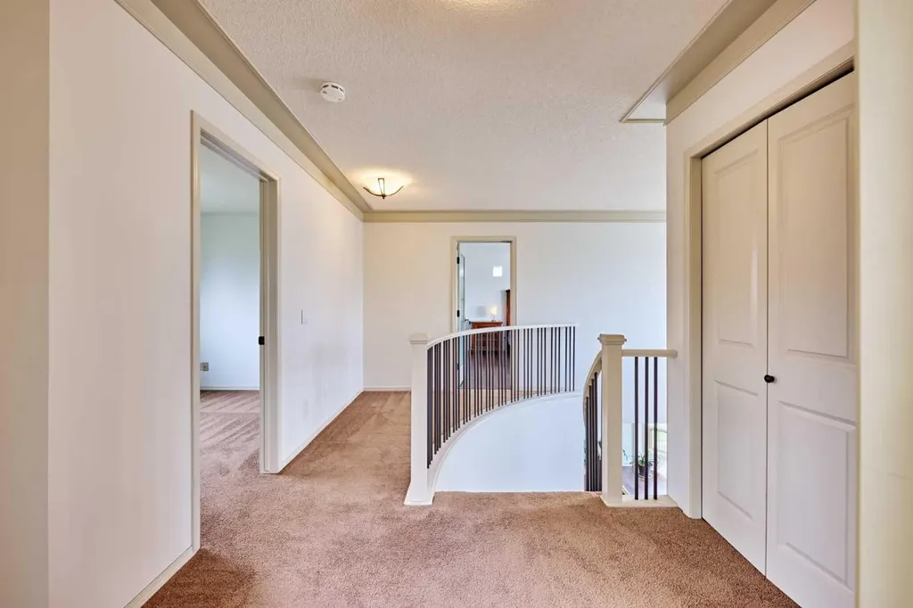 243 Hampshire Close NW Calgary AB T3A 4X9