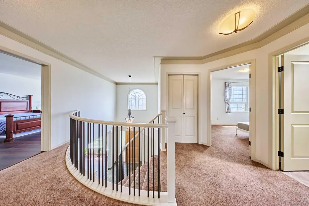 243 Hampshire Close NW Calgary AB T3A 4X9