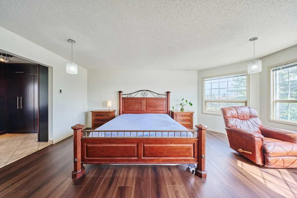 243 Hampshire Close NW Calgary AB T3A 4X9