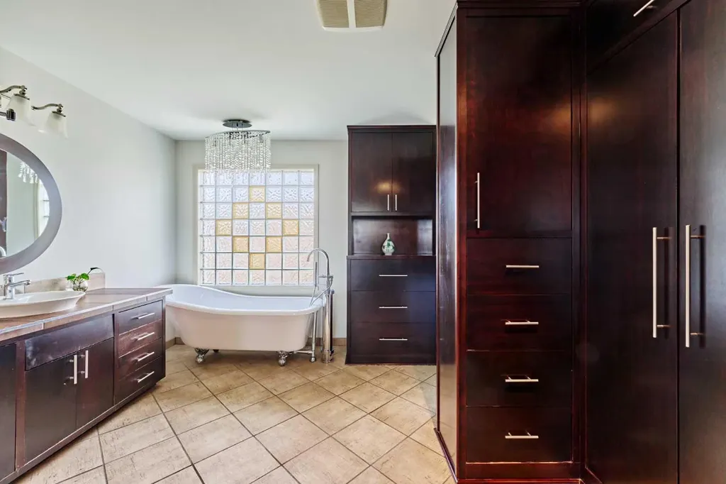 243 Hampshire Close NW Calgary AB T3A 4X9