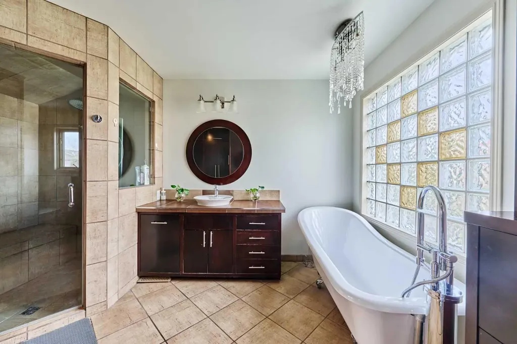 243 Hampshire Close NW Calgary AB T3A 4X9