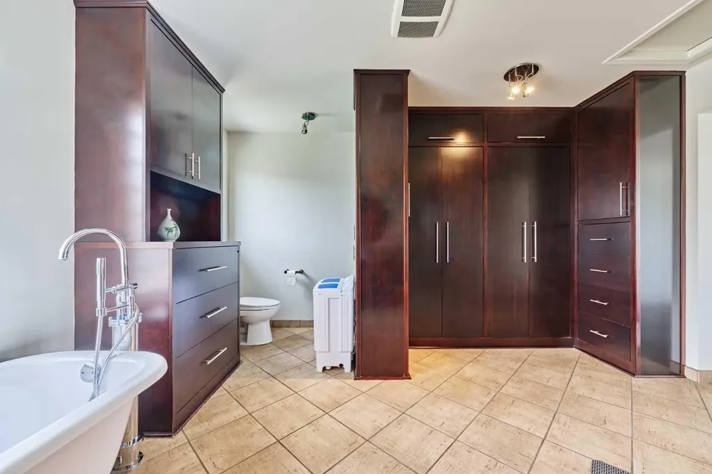 243 Hampshire Close NW Calgary AB T3A 4X9