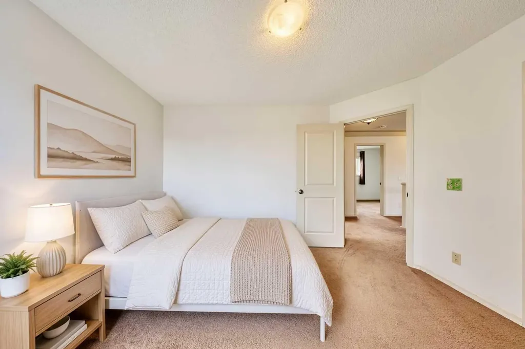 243 Hampshire Close NW Calgary AB T3A 4X9