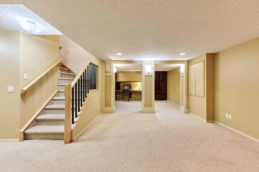 243 Hampshire Close NW Calgary AB T3A 4X9