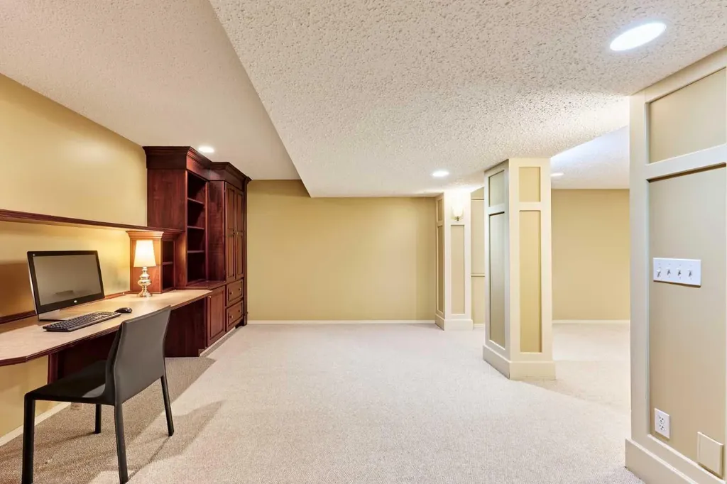 243 Hampshire Close NW Calgary AB T3A 4X9