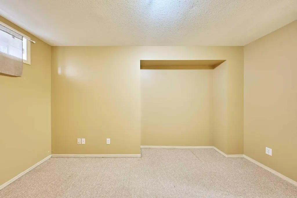 243 Hampshire Close NW Calgary AB T3A 4X9