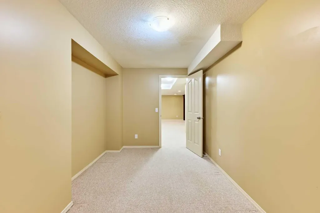 243 Hampshire Close NW Calgary AB T3A 4X9
