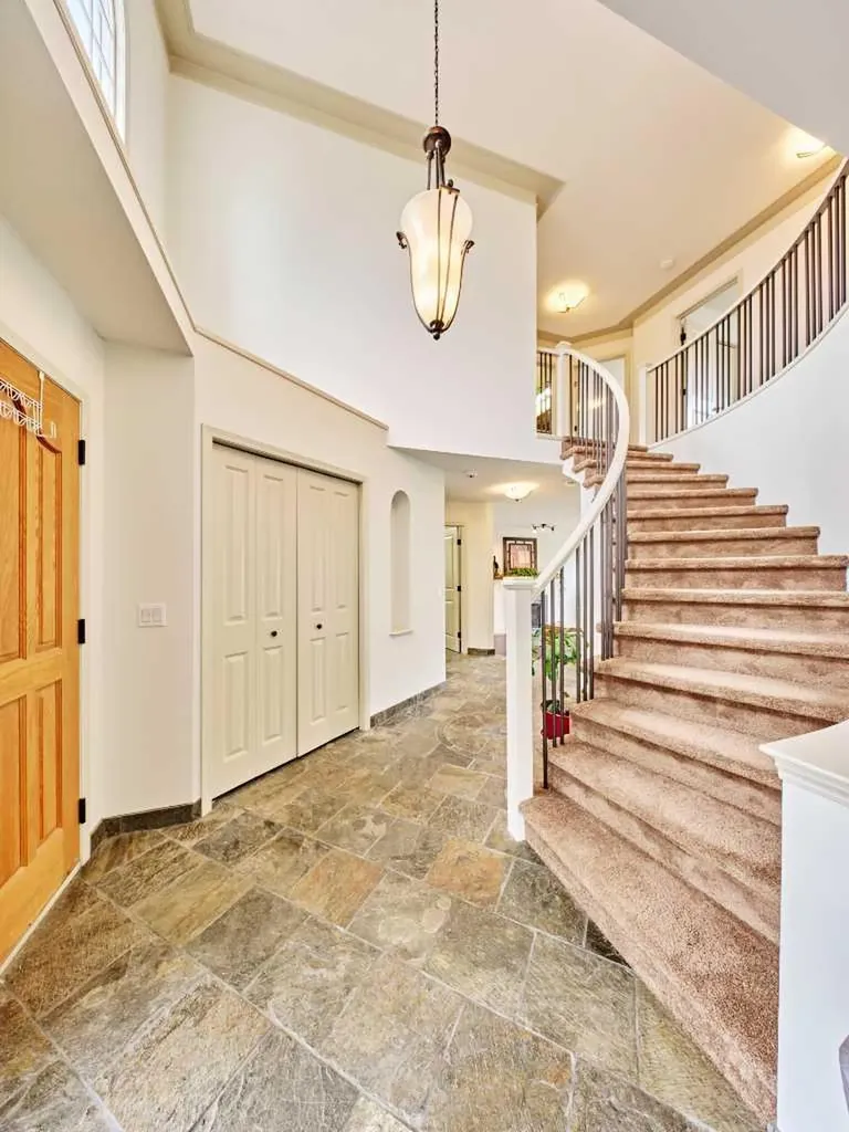 243 Hampshire Close NW Calgary AB T3A 4X9