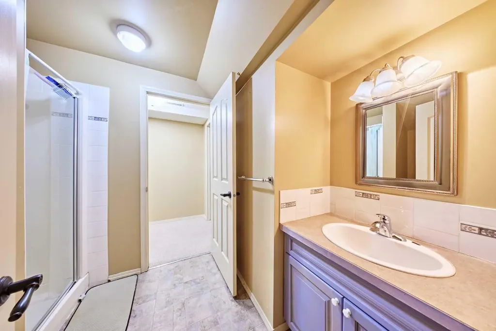 243 Hampshire Close NW Calgary AB T3A 4X9