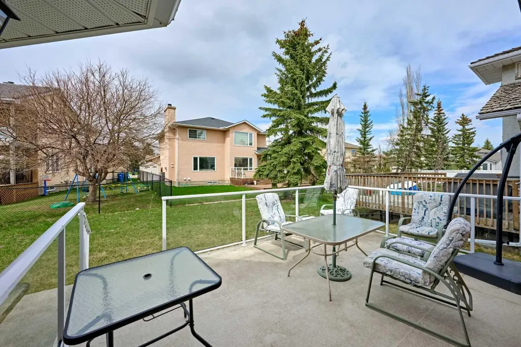 243 Hampshire Close NW Calgary AB T3A 4X9