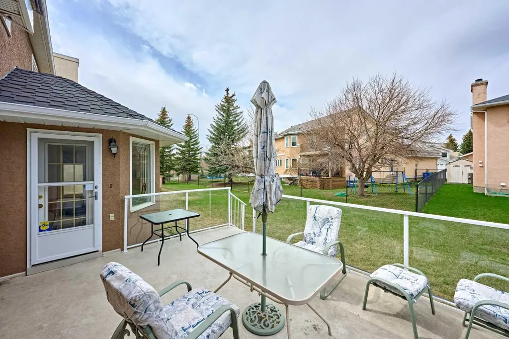 243 Hampshire Close NW Calgary AB T3A 4X9