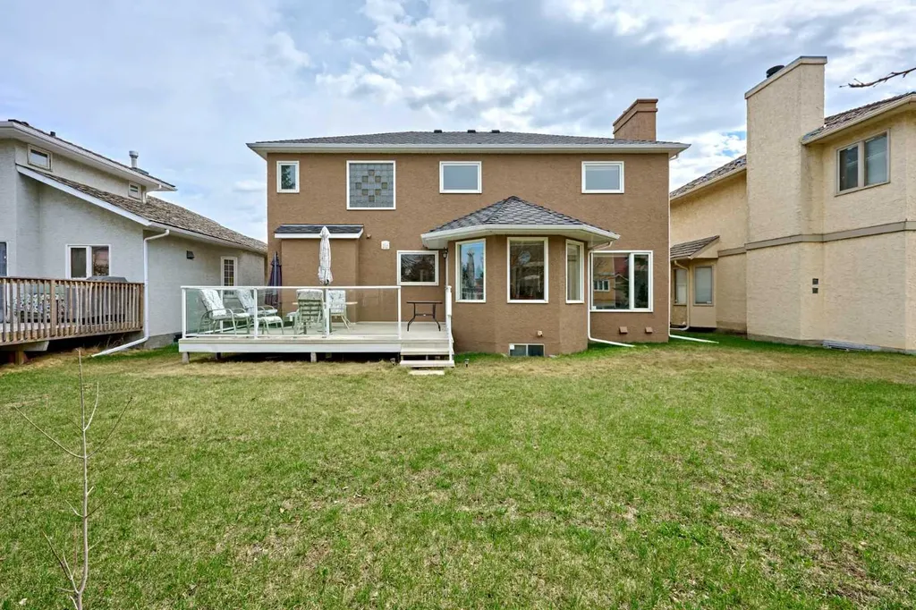 243 Hampshire Close NW Calgary AB T3A 4X9