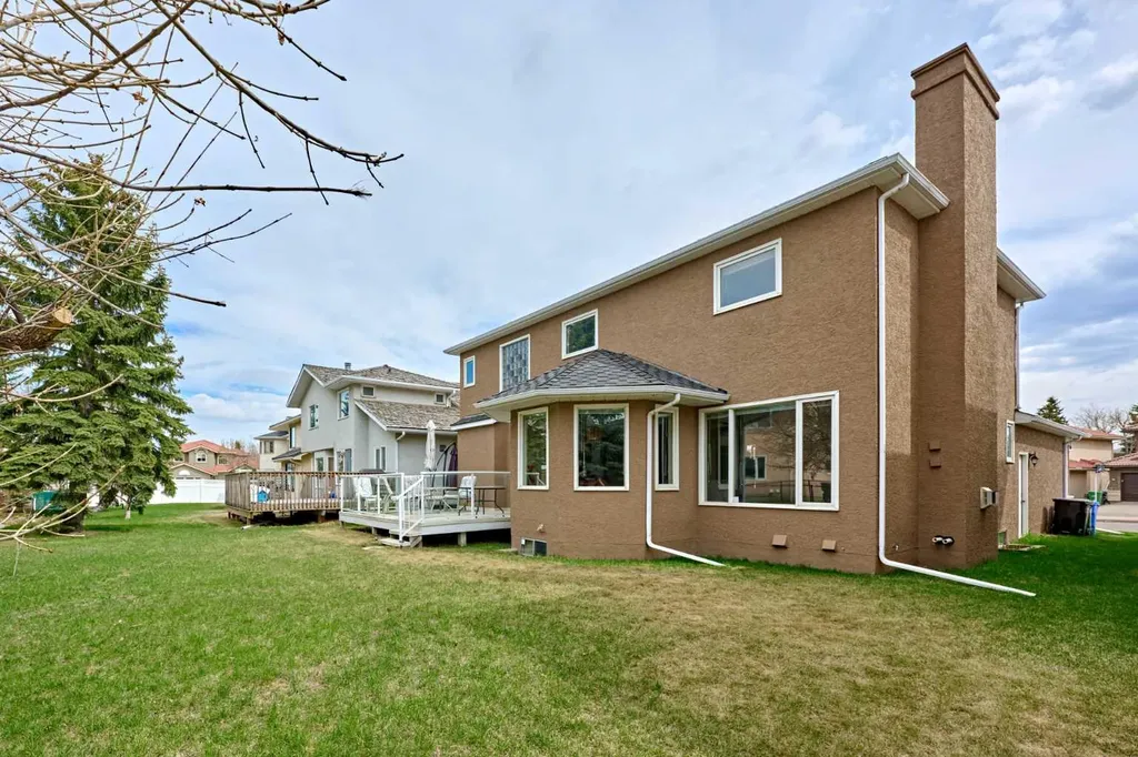 243 Hampshire Close NW Calgary AB T3A 4X9