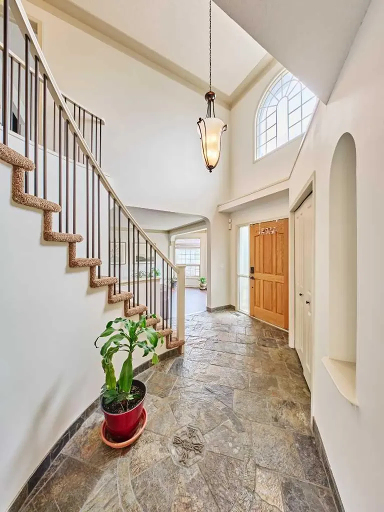 243 Hampshire Close NW Calgary AB T3A 4X9