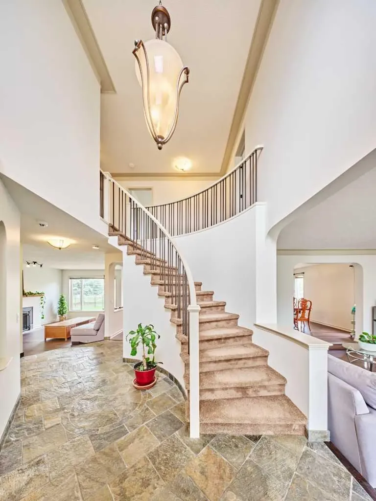 243 Hampshire Close NW Calgary AB T3A 4X9