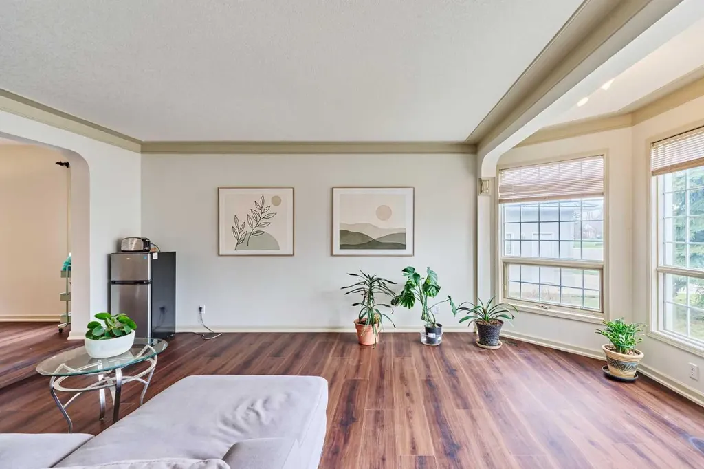 243 Hampshire Close NW Calgary AB T3A 4X9